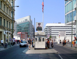 Checkpoint Charlie, Berlijn. Foto: Adrian Purser