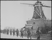 History Trips | Canadian Infantry of the Regiment de Maisonneuve, moving through Holten to Rijssen
